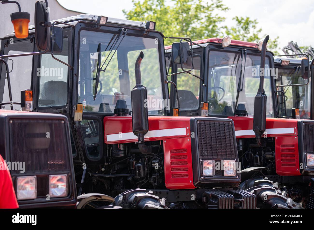 Reihe roter landwirtschaftlicher Traktoren zum Verkauf. Stockfoto