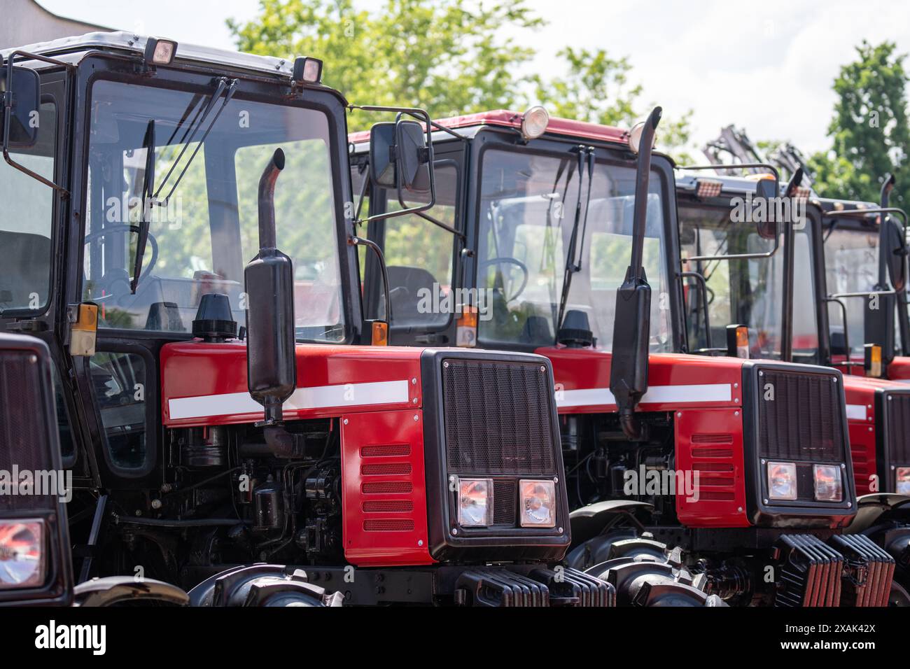 Reihe roter landwirtschaftlicher Traktoren zum Verkauf. Stockfoto
