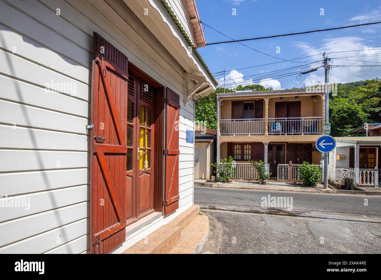 Deshaies, historisches karibisches Holzgebäude einer Straße in Guadeloupe, Karibik, Französisch Antillen Stockfoto