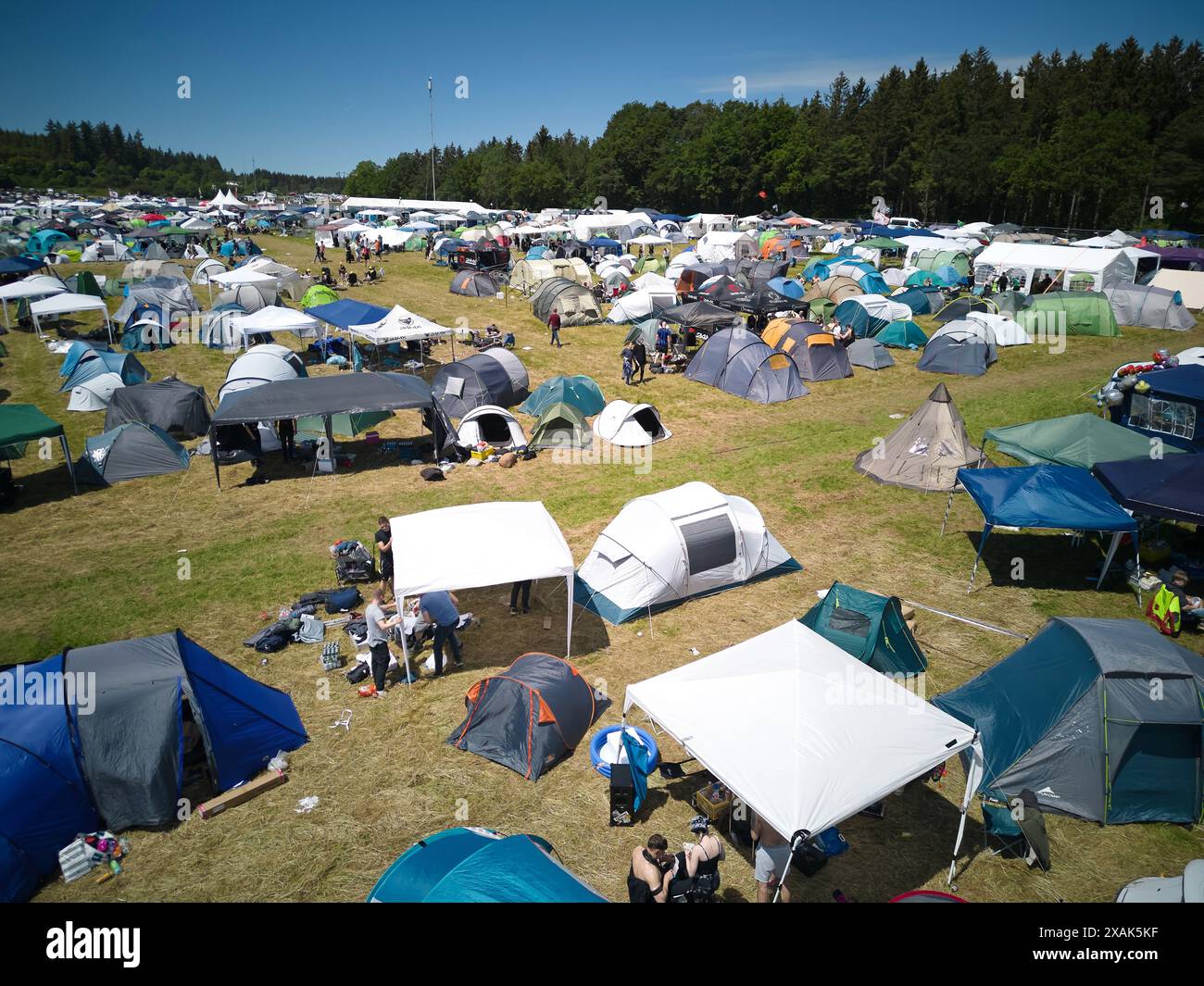 07. Juni 2024, RheinlandPfalz, Nürburg Auf dem Campingplatz des Rock am RingFestivals bauen