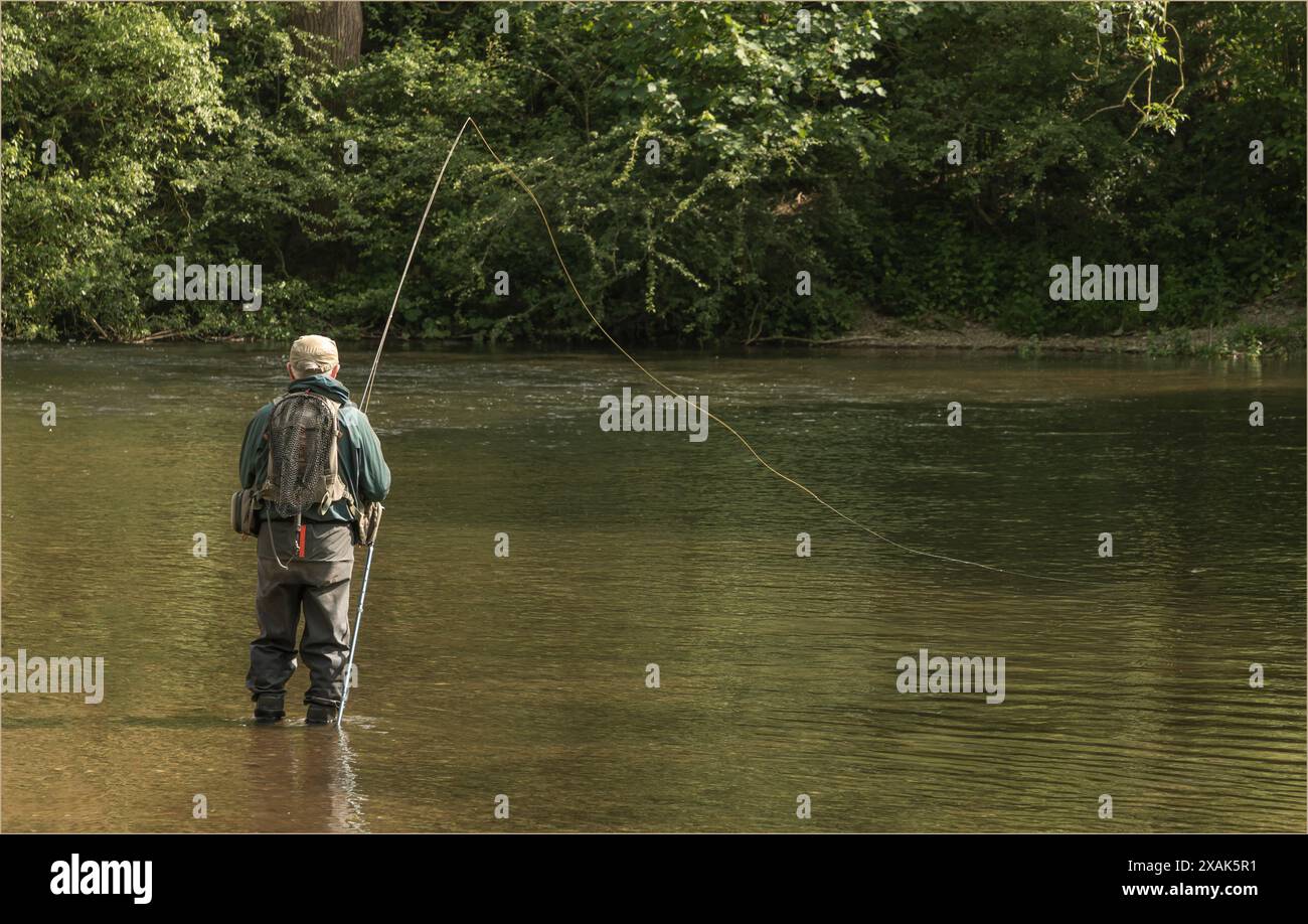 Fliegenfischer im Fluss Wye stand im Wasser Stockfoto