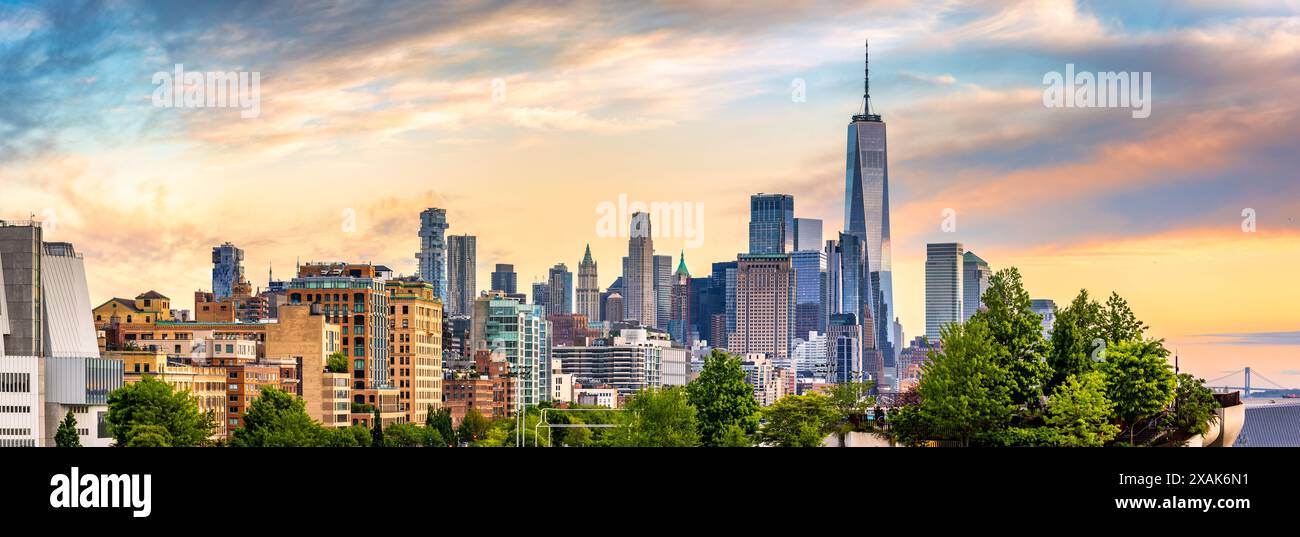 Panoramablick auf die Skyline von Lower Manhattan bei Sonnenuntergang Stockfoto