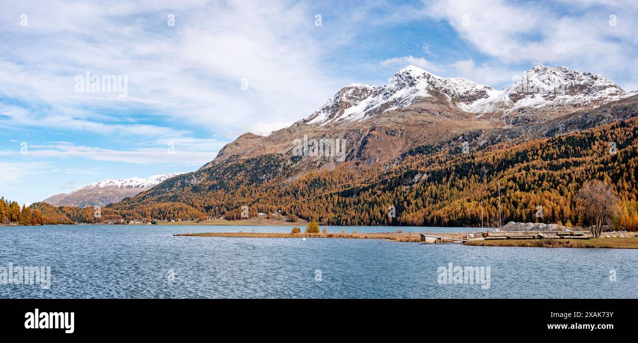 Malerische Herbstlandschaft am See Silvaplana in der Nähe von St. Moritz, Schweiz Stockfoto