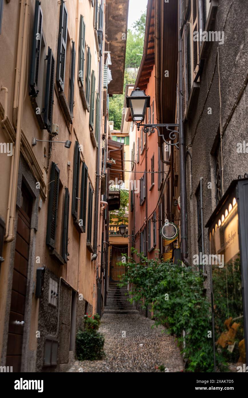 BELLAGIO, ITALIEN - 2. OKTOBER 2023 - Eine enge Gasse auf einem Hügel im Zentrum von Bellagio, Italien Stockfoto