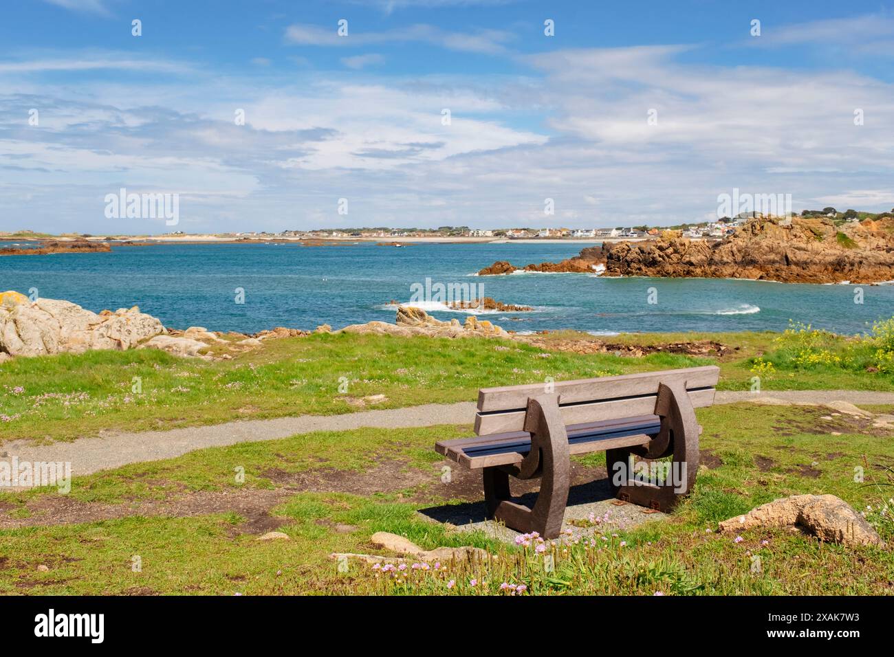 Bank mit Blick auf die Bucht von Cobo vom Küstenpfad Le Creux. Castel, Guernsey, Kanalinseln, Großbritannien Stockfoto