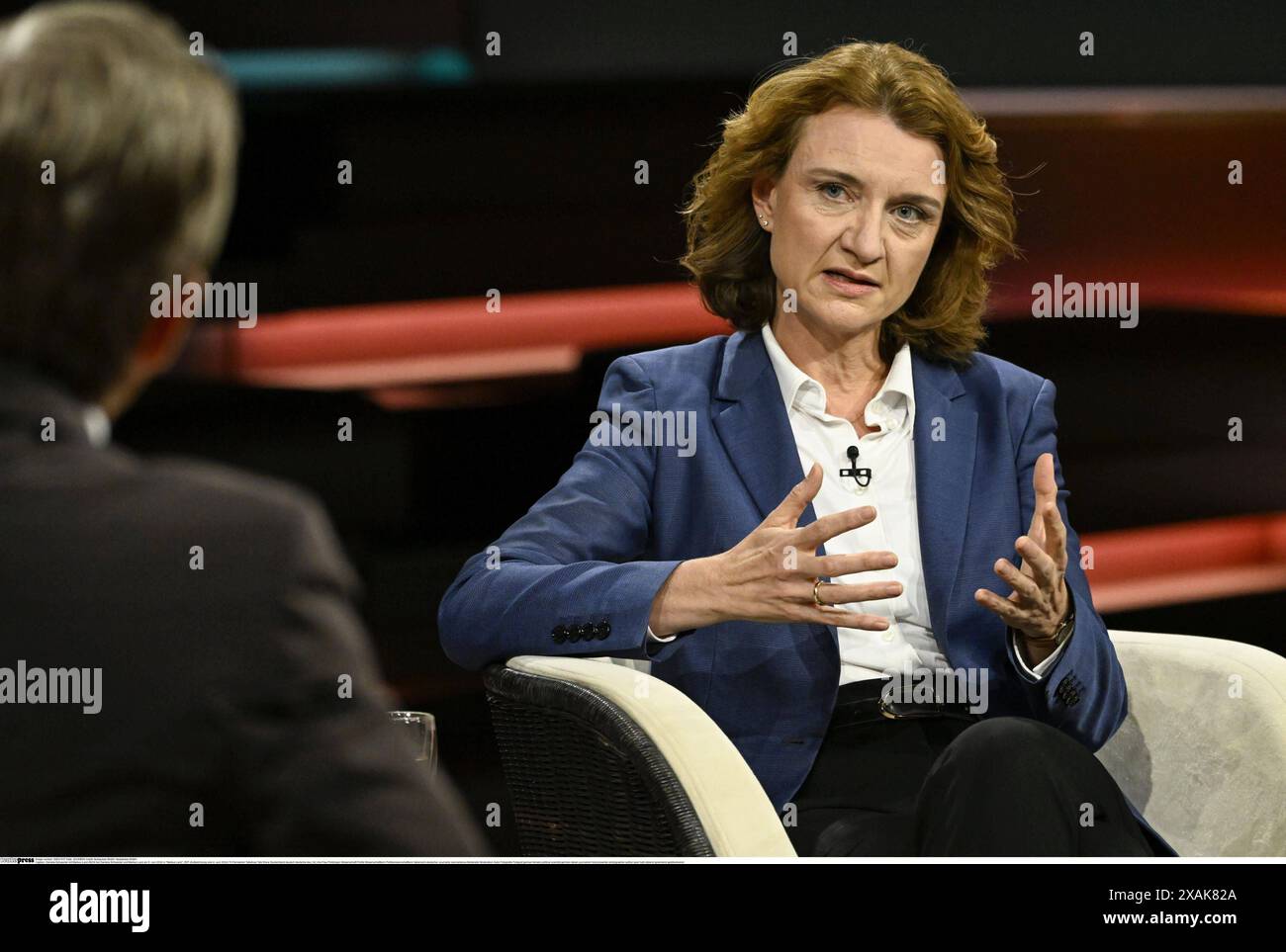 Daniela Schwarzer mit Markus Lanz 06/24 Ihre Daniela Schwarzer und Markus Lanz am 5. Juni 2024 in Markus Lanz , ZDF Aufzeichnung vom 4. Juni 2024 TV Fernsehen Talkshow Talk Show Deutschland deutsch deutsche deutsche Frau Politologin Wissenschaft Politik Wissenschaftlerin Politikwissenschaftlerin italienisch-deutscher Journalist Journalismus Moderatorin Moderation Autor Fotografie Fotograf deutsche Politikwissenschaftlerin deutsch-italienische Journalistin Moderatorin Fotografin quer halb sitzend sprechend gestikuliert *** Daniela Schwarzer mit Markus Lanz 06 24 Ihre Daniela Schwarzer und Ma Stockfoto