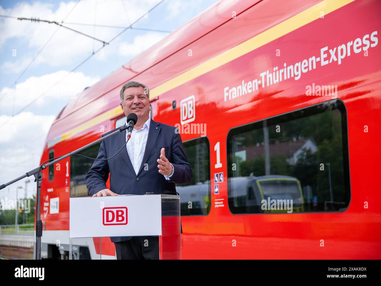 Coburg, Deutschland. Juni 2024. Christian Bernreiter (CSU), bayerischer Verkehrsminister, spricht vor dem neuen Franken-Thüringer Express. Im Bahnhof Coburg wurden die neuen Sechswagen der Baureihe 4462 der Siemens Desiro HC für die Hochgeschwindigkeitsstrecke Nürnberg–Erfurt vorgestellt. Der Franken-Thüringer Express absolvierte dann seine Erstreise. Quelle: Pia Bayer/dpa/Alamy Live News Stockfoto