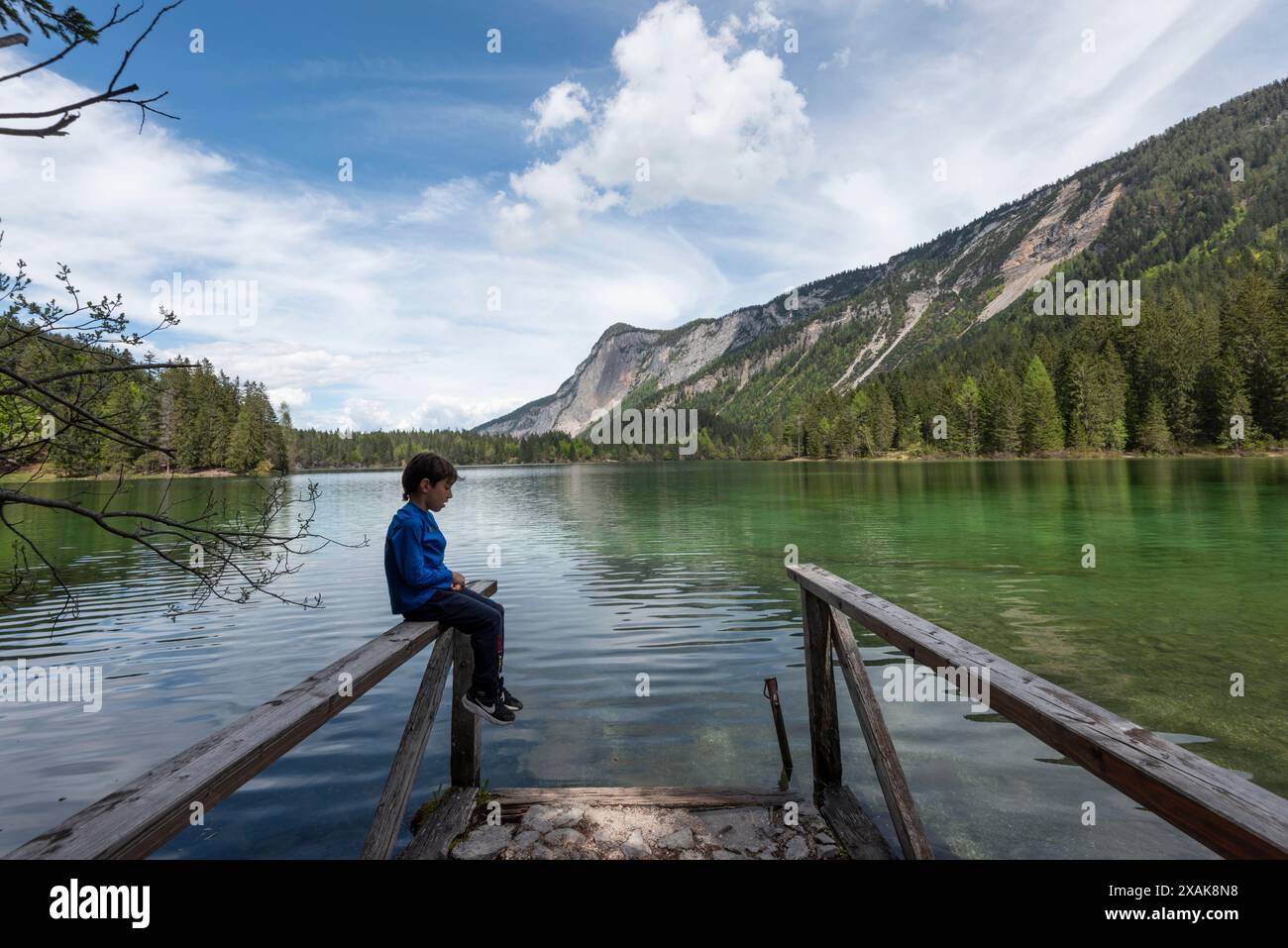 Ein bisschen Ruhe und Reflexion auf dem Spaziergang, den ein Kind gerade in der Nähe des Tovelsees im Trentino Südtirol gemacht hat. Europa, Italien, Trentino Südtirol, Non Valley, Tovel Valley, Ville d'Anaunia, Tuenno Stockfoto