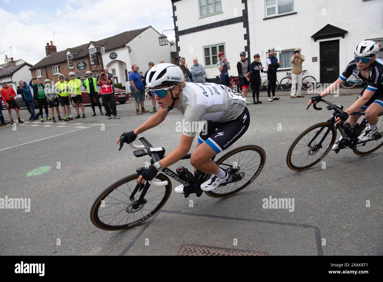 Lloyds Tour of Britain Womens 2024 Stage 2, Wrexham nach Wrexham. Leader in der Kategorie Junge Fahrer im weißen Trikot JANSEN Eline VolkerWessels Women S Pro Cycling Team. Stockfoto Lloyds Tour of Britain Womens 2024 Stage 2, Wrexham nach Wrexham. Leader in der Kategorie Junge Fahrer im weißen Trikot JANSEN Eline VolkerWessels Women S Pro Cycling Team. Stockfoto