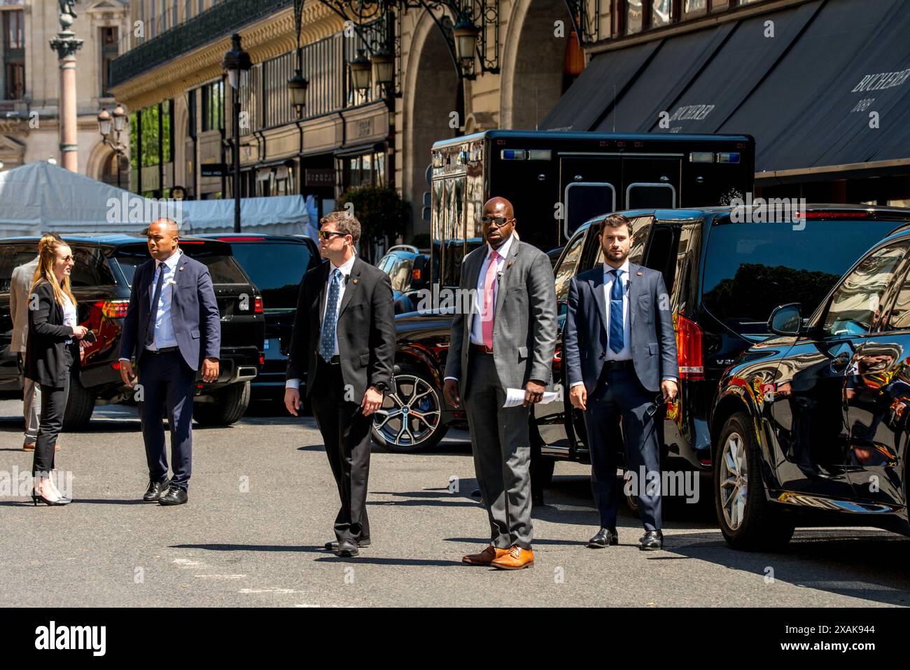 Paris, Frankreich. Juni 2024. US-Präsident Joe Bidens Konvoi nach Paris am 7. Juni 2024. Der amerikanische Präsident verbrachte die Nacht in Paris, im Hotel Scribe im Opéra-Viertel, obwohl er am Freitag noch in der Normandie zu den D-Day-Zeremonien sein wird. Nach dem Flug von Calvados in die Hauptstadt musste der Bewohner des Weißen Hauses Orly passieren. Diese Rundreise hatte eine Reihe von Konsequenzen, nicht zuletzt für die Pariser Bevölkerung. Am Donnerstag, den 6. Juni, wurden in Paris und der Region Ile-de-France aufgrund des Besuchs von Joe Biden mehr als 450 Kilometer Staus gemeldet. Foto von Denis Stockfoto