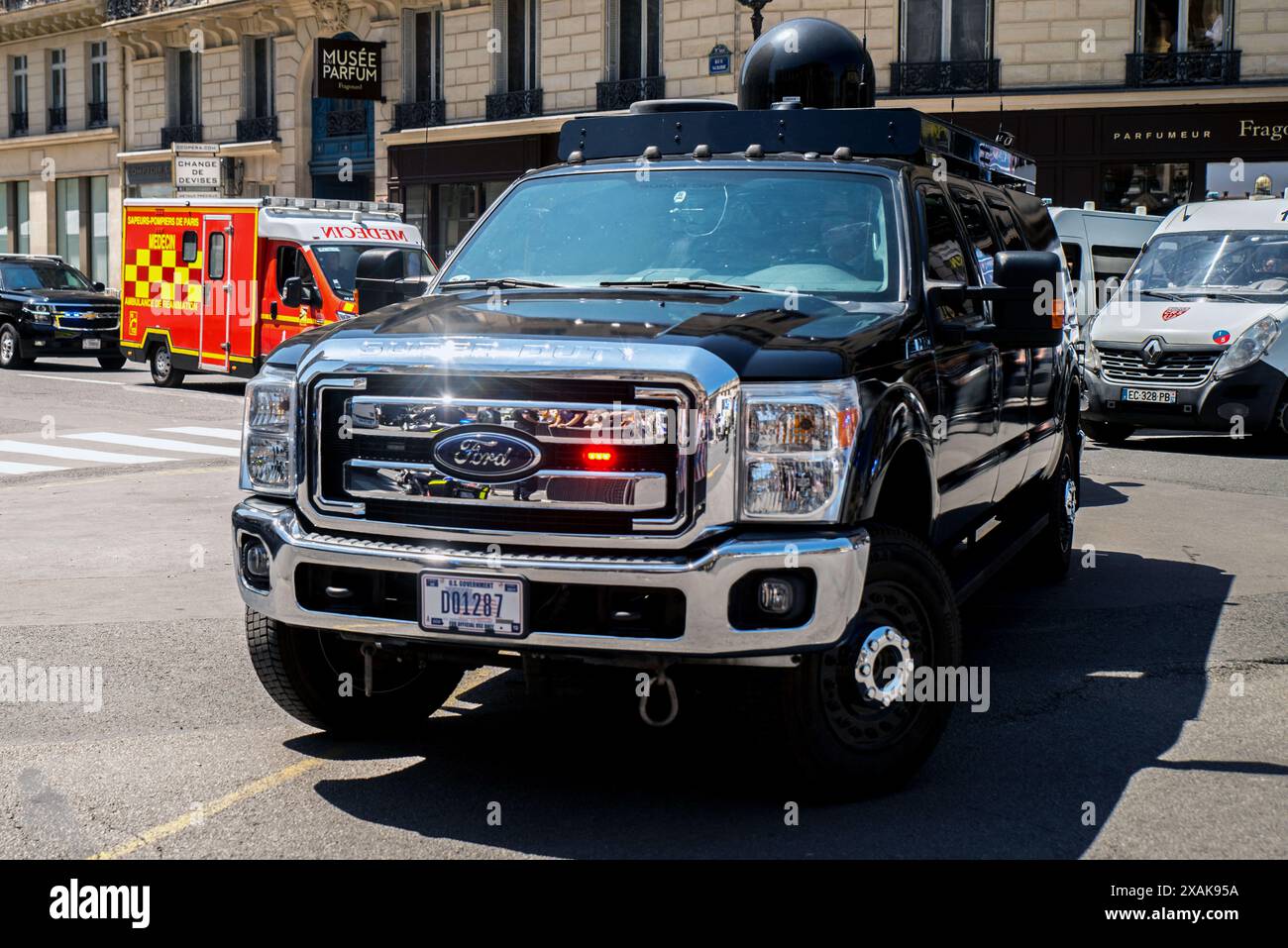 Paris, Frankreich. Juni 2024. US-Präsident Joe Bidens Konvoi nach Paris am 7. Juni 2024. Der amerikanische Präsident verbrachte die Nacht in Paris, im Hotel Scribe im Opéra-Viertel, obwohl er am Freitag noch in der Normandie zu den D-Day-Zeremonien sein wird. Nach dem Flug von Calvados in die Hauptstadt musste der Bewohner des Weißen Hauses Orly passieren. Diese Rundreise hatte eine Reihe von Konsequenzen, nicht zuletzt für die Pariser Bevölkerung. Am Donnerstag, den 6. Juni, wurden in Paris und der Region Ile-de-France aufgrund des Besuchs von Joe Biden mehr als 450 Kilometer Staus gemeldet. Foto von Denis Stockfoto