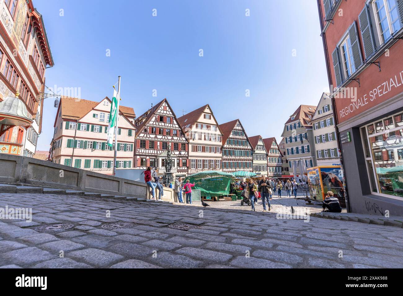 Europa, Deutschland, Baden-Württemberg, Tübingen, Kopfsteinpflasterstraße mit Fachwerkhäusern am Tübinger Marktplatz Stockfoto