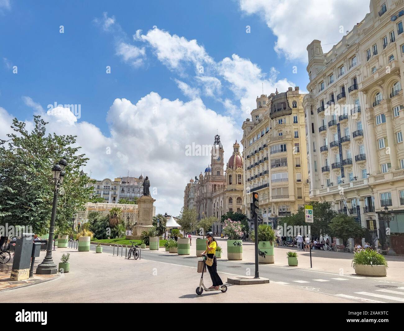 Europa, Spanien, Provinz Valencia, Ciutat Vella, junger Tourist auf einem E-Scooter auf dem beliebten Platz Placa de l'Ajuntament Stockfoto