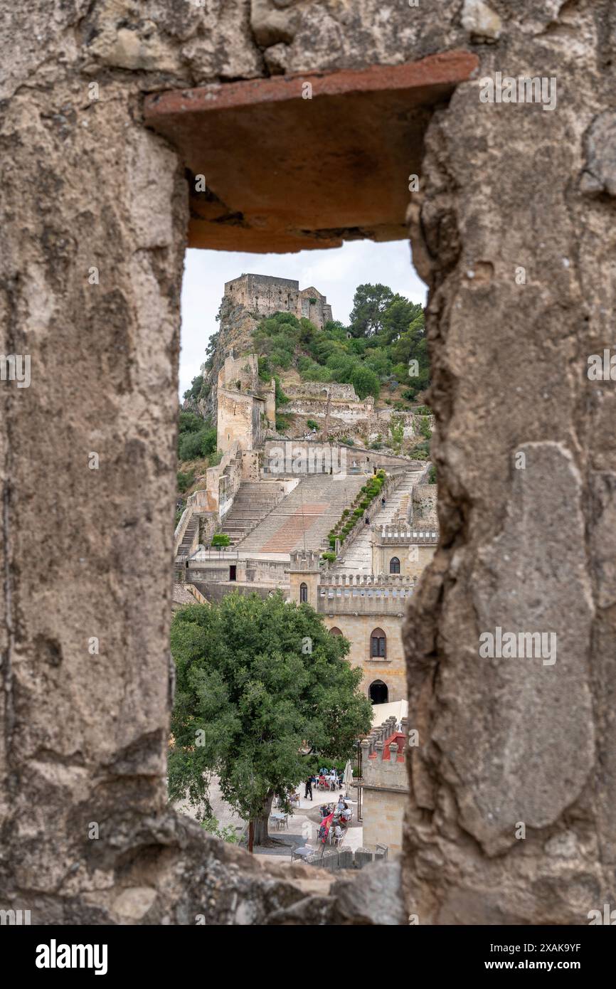 Europa, Spanien, Provinz Valencia, Xativa, Blick durch die Mauer der Burg Castillo de Xativa Stockfoto