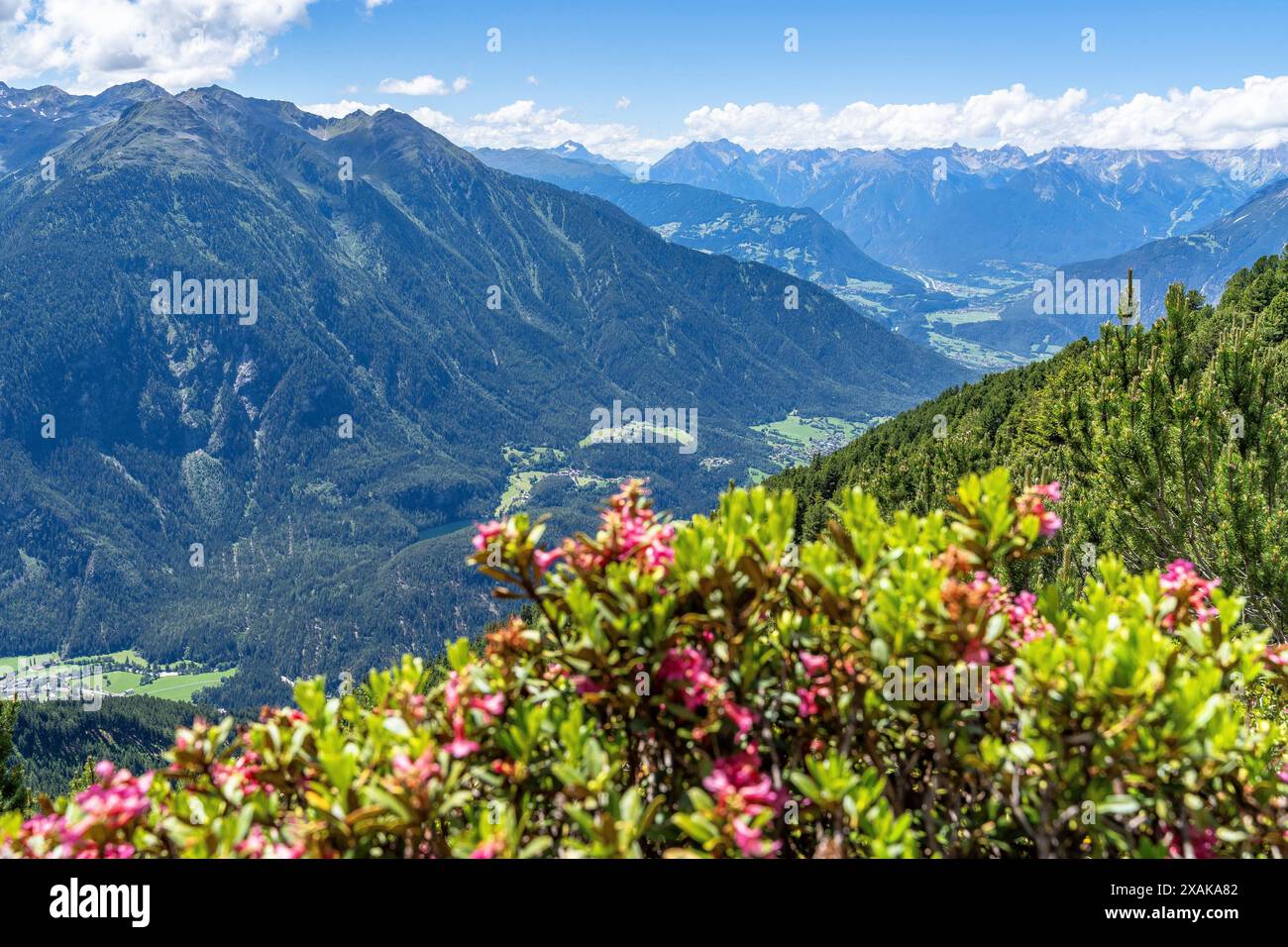 Europa, Österreich, Tirol, Ötztaler Alpen, Ötztal, Oetz, malerischer Blick von Hochötz über das vordere Ötztal Stockfoto