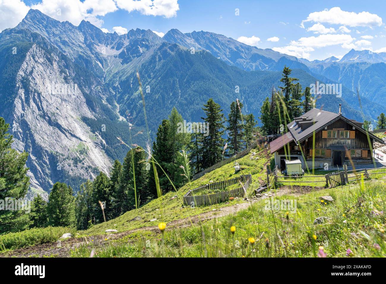 Europa, Österreich, Tirol, Ötztaler Alpen, Ötztal, Oetz, Armelenhütte vor dem markanten Acherkogel Stockfoto