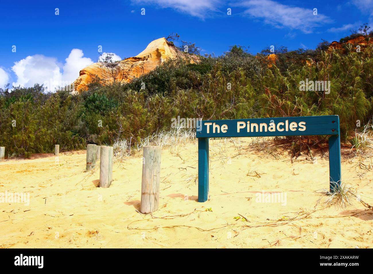 Holzschild an den Pinnacles, farbige Sandklippen entlang des 75 km langen Strandes an der Ostküste von Fraser Island, Queensland, Australien Stockfoto