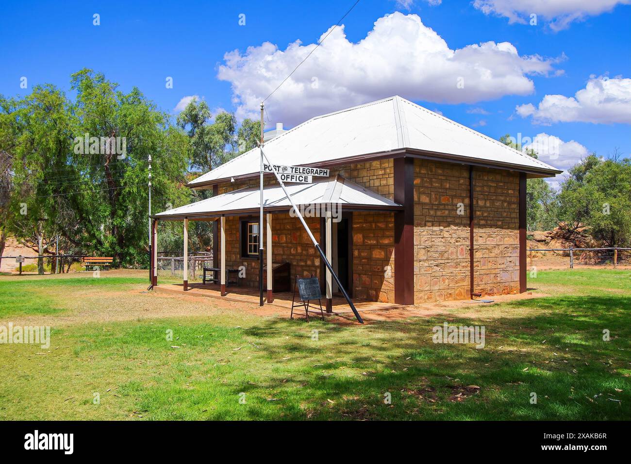 Altes Post- und Telegrafenbüro der Alice Springs Telegraph Station Historical Reserve im Red Centre of Australia, das Darwin mit Adelaide verbindet Stockfoto