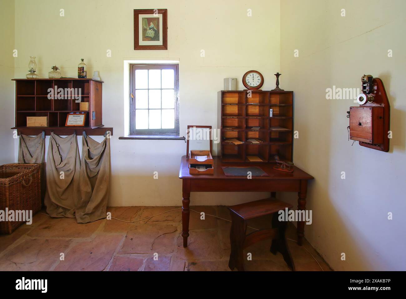 Altes Telegrafenbüro im Alice Springs Telegraph Station Historical Reserve im Red Centre of Australia, das Darwin über die O mit Adelaide verbindet Stockfoto