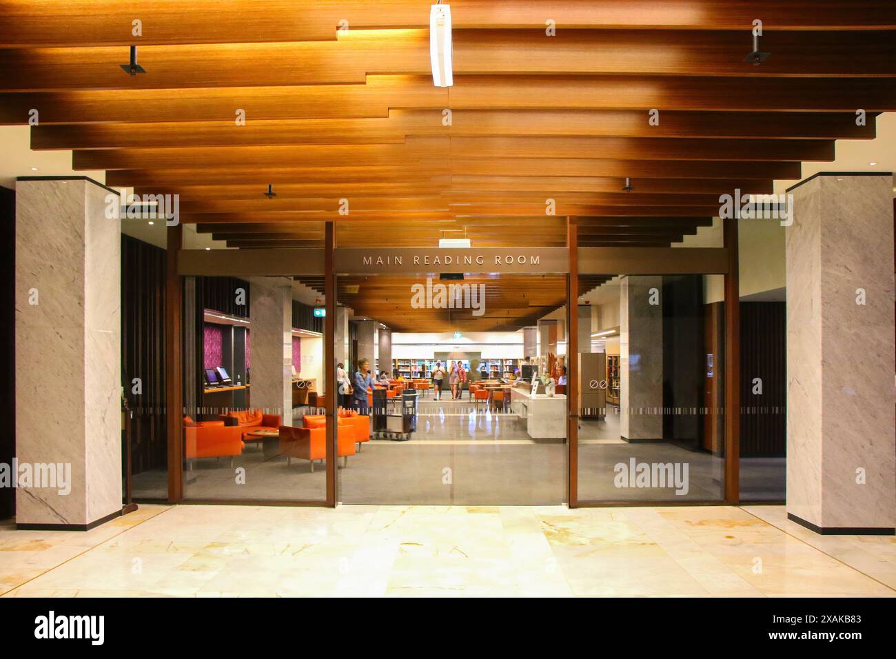 Hauptlesesaal der National Library of Australia, vom Molonglo River aus gesehen in Canberra, Australian Capital Territory Stockfoto