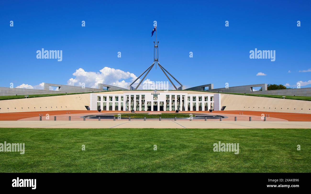 Parliament House of Australia auf dem Capital Hill, vom Centenary Trail in Canberra, Australian Capital Territory, aus gesehen Stockfoto