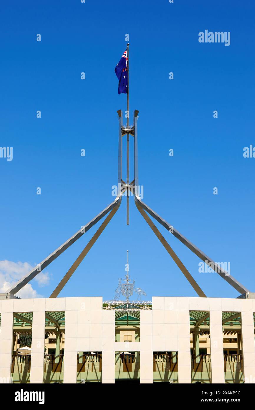 Spitze des australischen Parlamentsgebäudes auf dem Capital Hill in Canberra, Australian Capital Territory – Pyramide aus Edelstahl mit dem A Stockfoto