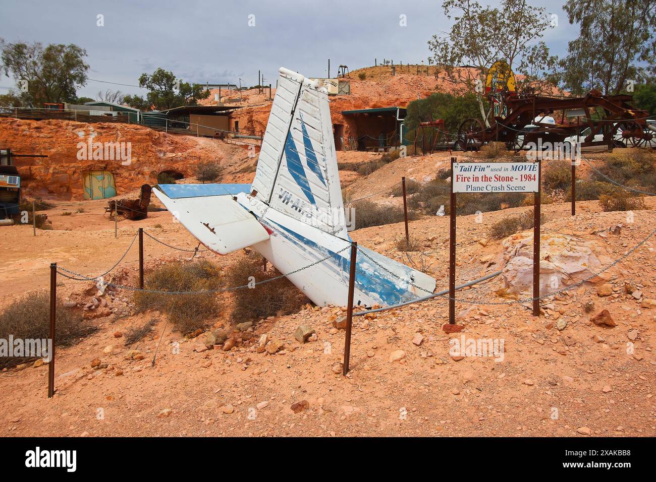 Filmrequisite, die eine Flugzeugschwanzflosse darstellt, die 1984 in der Crashszene des Films „Feuer im Stein“ in der rauen Wüste außerhalb des O verwendet wurde Stockfoto