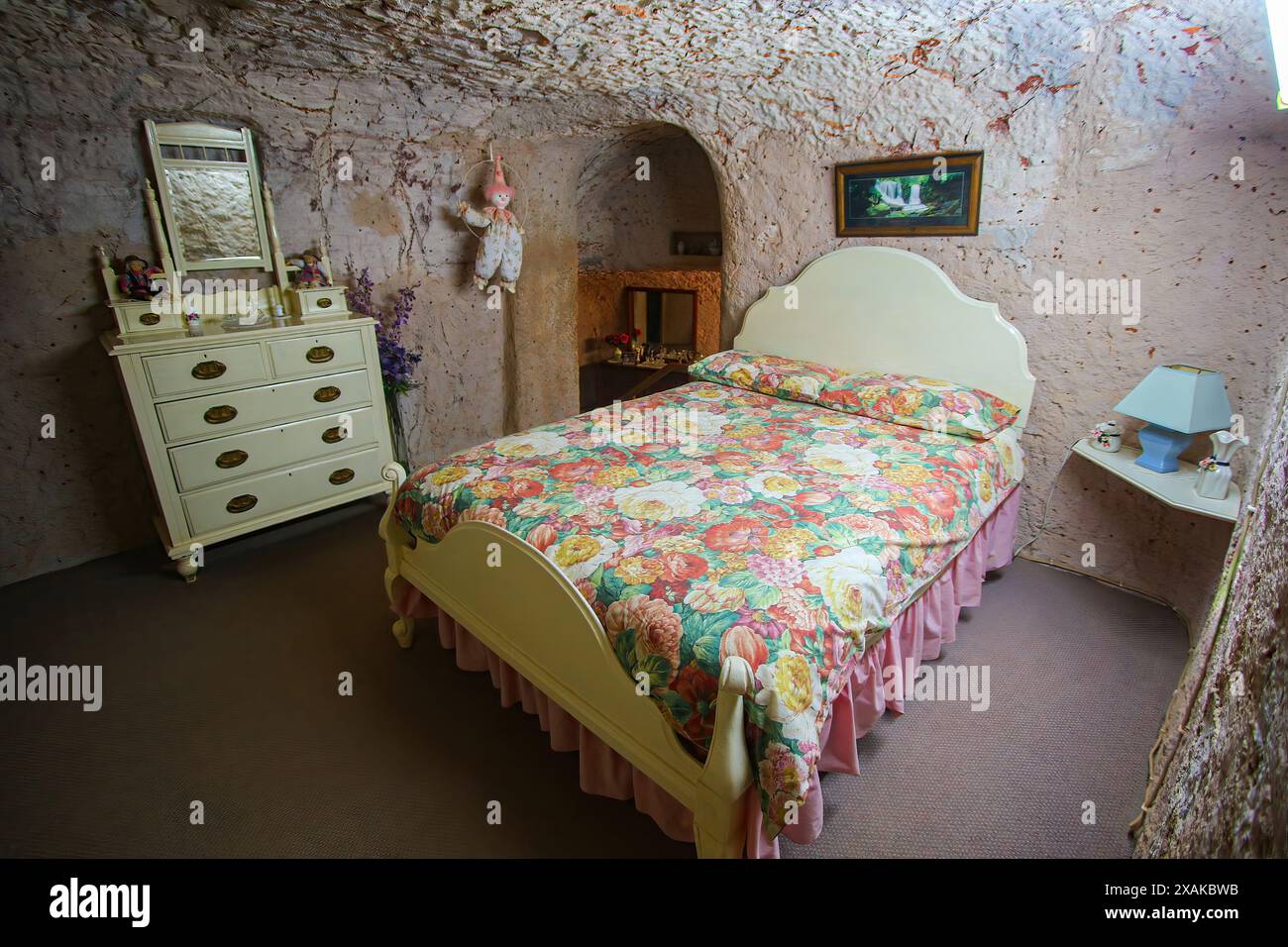 Schlafzimmer von Faye's Underground House, eine beliebte Touristenattraktion von Coober Pedy (South Australia) - Wohnhaus in einer Bergbaustadt Spitzname Stockfoto