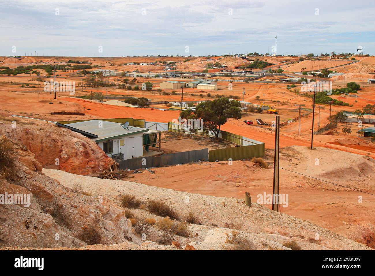 Blick aus der Vogelperspektive auf die Skyline von Coober Pedy im Outback von South Australia - Opal Minenstadt in der roten Mittelwüste, wo viele Häuser unterirdisch sind Stockfoto