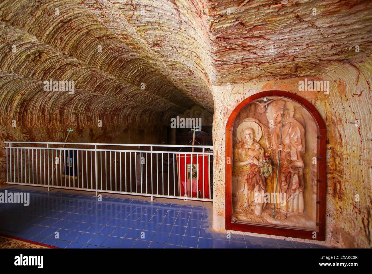 Serbisch-orthodoxe unterirdische Kirche von Saint Elijah dem Propheten in Coober Pedy, Südaustralien - religiöser Ort aus Sandstein in einem Opal-Mini Stockfoto