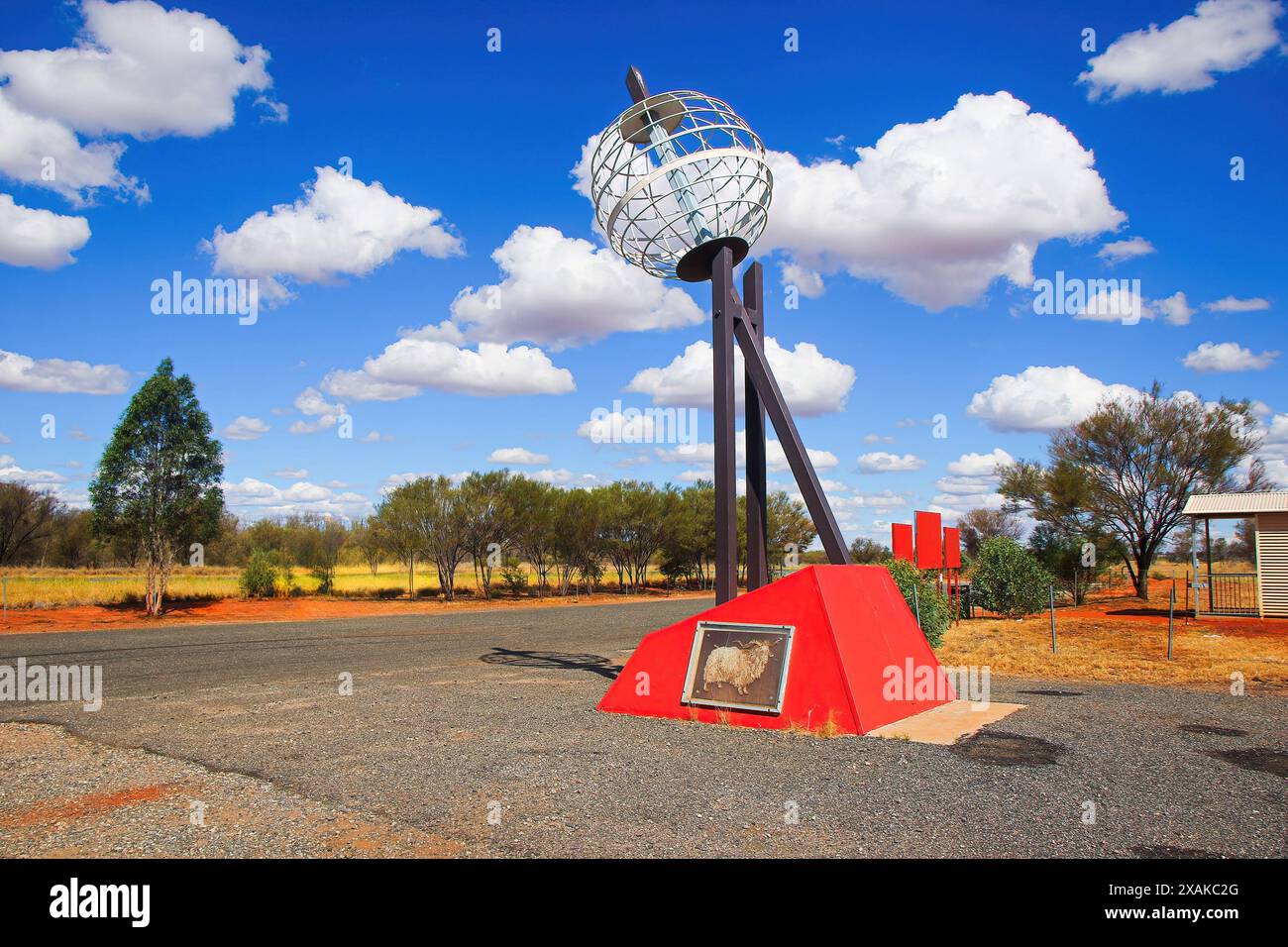 Tropic of Capricorn Monument auf dem Stuart Highway nördlich von Alice Springs, Northern Territories, Australien - Hollow Globus markiert den südlichsten Breitengrad Stockfoto