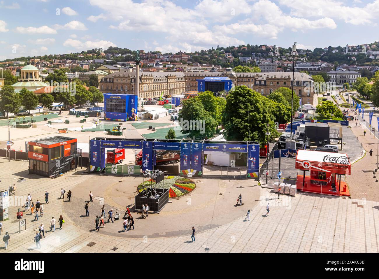 In Stuttgart steigt das Fußballfieber. In der Innenstadt werden die Fanzonen zur FußballEuropameisterschaft aufgebaut. Schlossplatz. In der Innenstadt werden Public Viewing und weitere Attraktionen geboten. Motto: Die ganze Stadt ein Stadion. UEFA EURO 2024. // 07.06.2024: Stuttgart, Baden-Württemberg, Deutschland, Europa *** Fußballfieber steigt in Stuttgart die Fanzonen für die Fußball-Europameisterschaft werden in der Innenstadt eingerichtet Schlossplatz öffentliche Besichtigungen und weitere Attraktionen werden angeboten unter dem Leitmotto der Innenstadt die ganze Stadt ein Stadion UEFA EURO 2024 07 06 2024 Stu Stockfoto