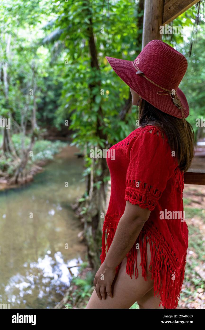 Nordamerika, Karibik, Hispaniola Island, Dominikanische Republik, Monte Plata, Bayaguana, Campo Aventura, hübsche Frau, die von einer Aussichtsplattform auf den Fluss blickt Stockfoto