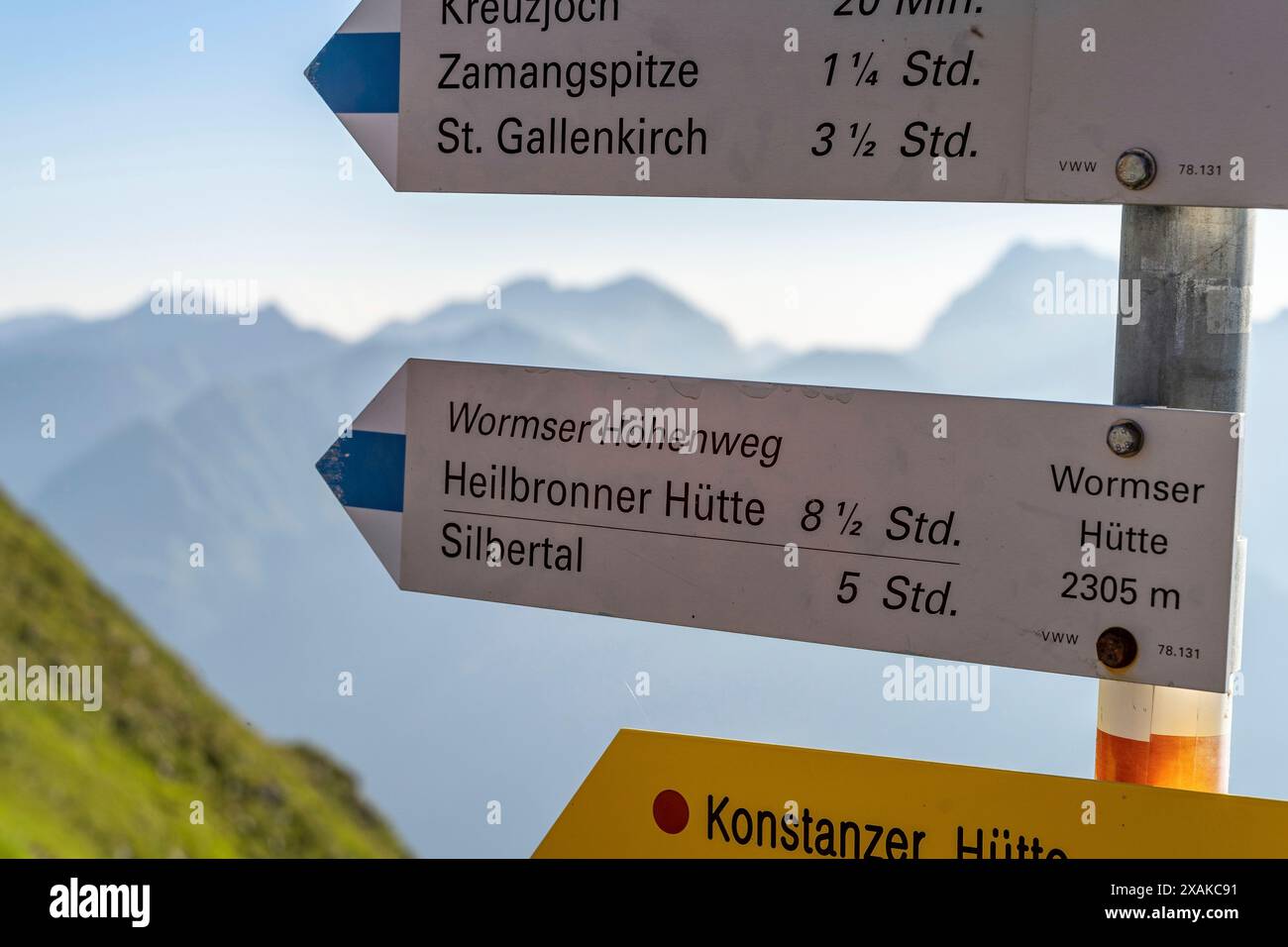 Europa, Österreich, Verwall, Vorarlberg, Montafon, Schruns, Wegweiser an der Wormser Hütte Stockfoto