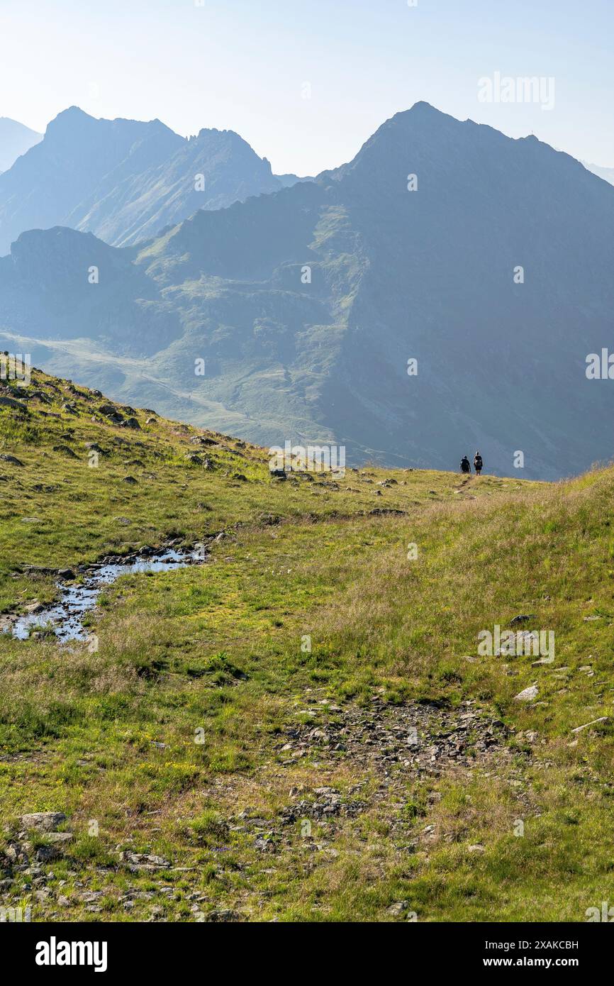 Europa, Österreich, Verwall, Vorarlberg, Schruns, Wormser Höhenweg, Bergsteiger zum Grasjoch Stockfoto