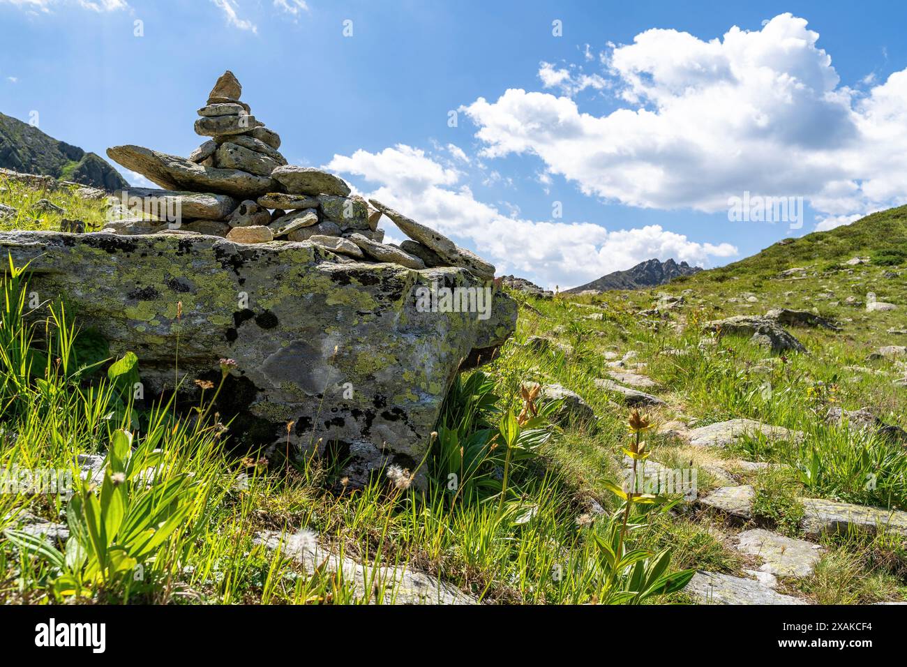 Europa, Österreich, Verwall, Vorarlberg, Schruns, Wormser Höhenweg, Cairn auf Fels am Wormser Höhenweg Stockfoto