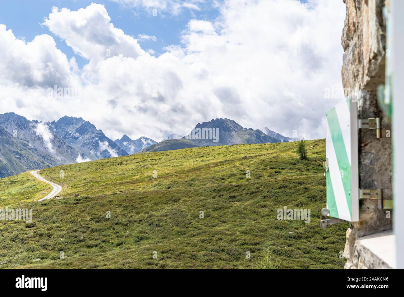 Europa, Österreich, Verwall, Tirol, Paznaun, Galtür, Friedrichshafener Hütte, Blick entlang der Hüttenfassade mit rustikalen Rollläden Stockfoto