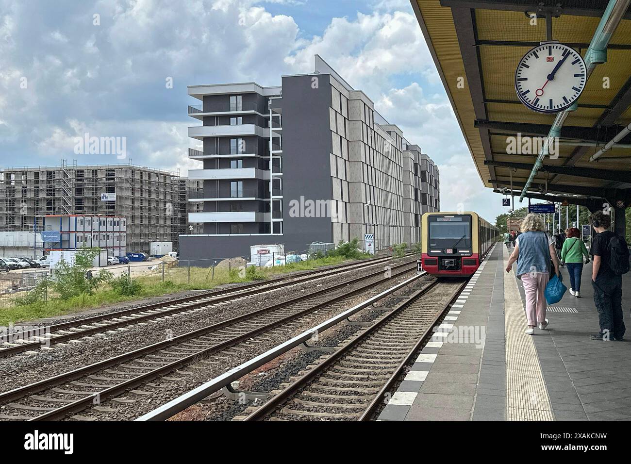 24.05.2024, Berlin, GER - S-Bahn der Ringlinie 42 faehrt in den Bahnhof Innsbrucker Platz ein. Alltag, Aussen, Aussenaufnahme, Bahn, Bahnhof, Bahnstation, Bahnsteig, Bahnsteigkante, Baureihe 484, befoerdern, Befoerderung, Berlin, Deutschland, einfahren, einfahrend, Einfahrt, Fahrgaeste, Fruehjahr, Fruehling, Gebaeude, Gesellschaft, Haeuser, Hochbau, Innsbrucker Platz, Jahreszeit, Menschen, Nahverkehr, Neubau, Neubau, oeffentlicher Nahverkehr, oeffentlicher Personennahverker, OEPNV, Passagiere, Personenbeförderung, Personennahverkehr, Personentransport, QF, Querformat, Ringlinie, Ringlinie Stockfoto