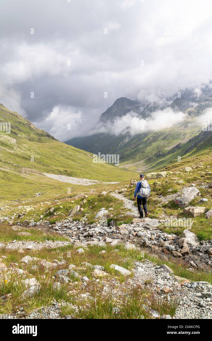 Europa, Österreich, Verwall, Tirol, St. Anton am Arlberg, Fasultal, Bergwanderer im malerischen Fasultal Stockfoto