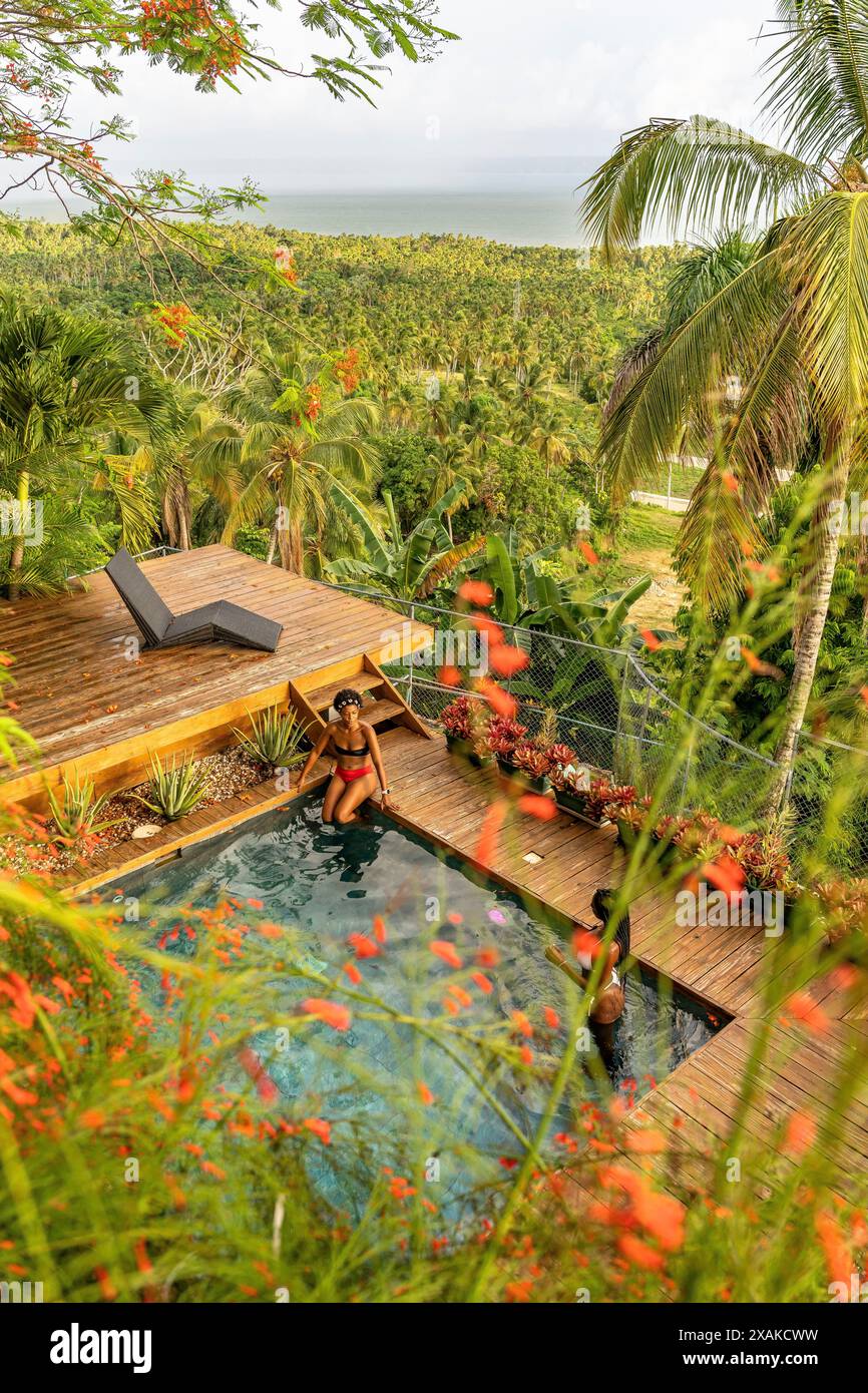 Nordamerika, Karibik, Hispaniola Island, Dominikanische Republik, Samana-Halbinsel, Sanchez, Jardines La Loma, zwei hübsche Latinas im Pool Stockfoto