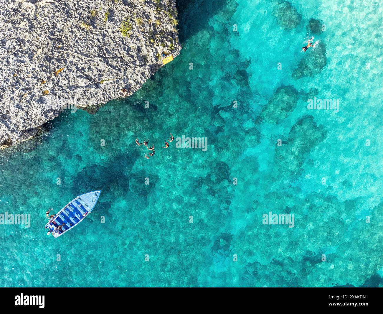 Nordamerika, Karibik, Großantillen, Hispaniola, Dominikanische Republik, Maria Trinidad Provinz Sanchez, Nordküste, Urlauber, die neben einem Boot in einem natürlichen Pool in Rio San Juan schwimmen Stockfoto