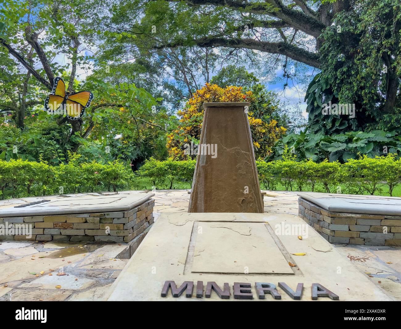 Nordamerika, Karibik, Großantillen, Hispaniola, Dominikanische Republik, Provinz Hermanas Mirabal, Salcedo, Mausoleum im Garten des Casa Museo Hermanas Mirabal Museums Stockfoto