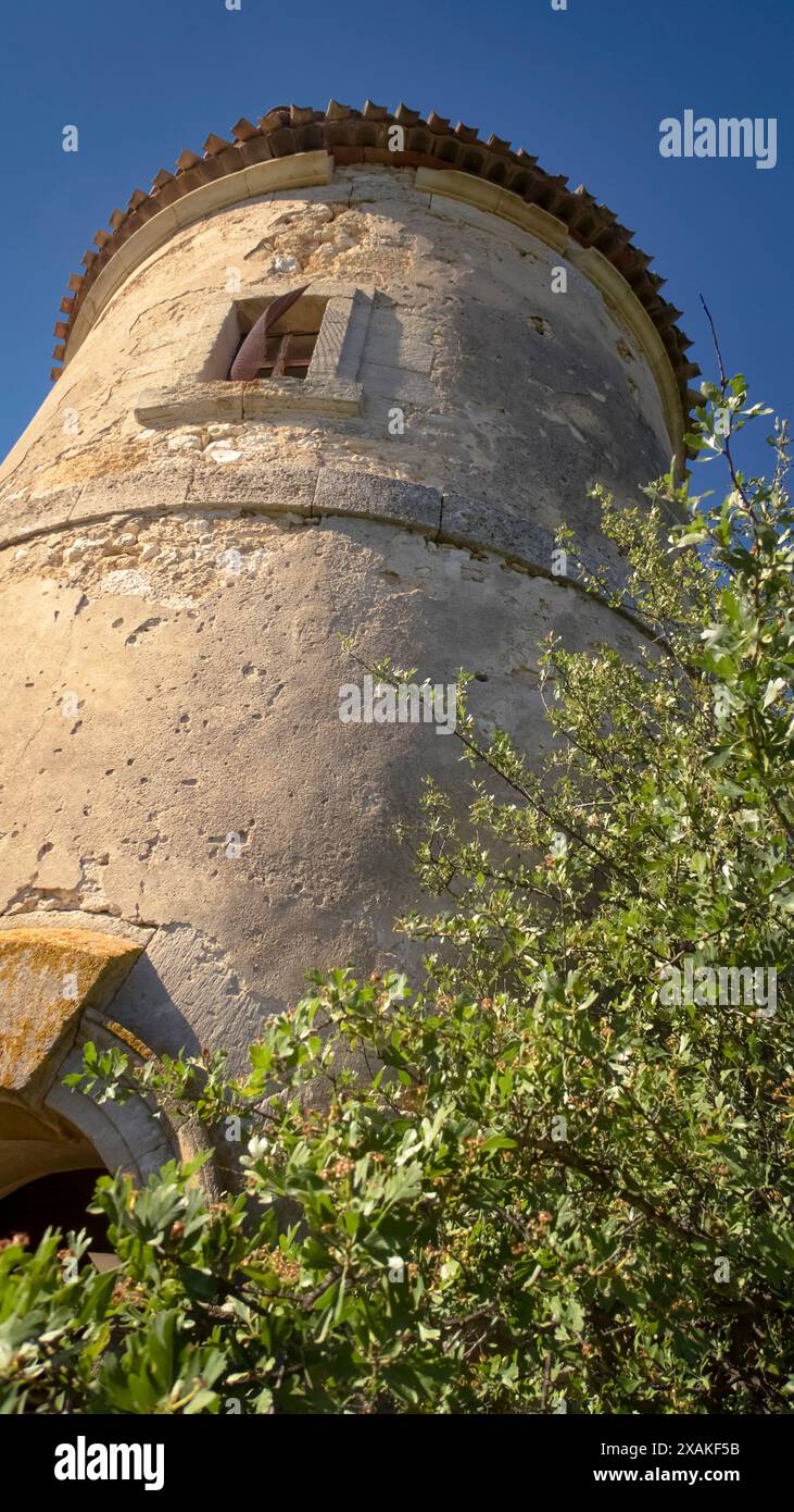 Alte verlassene Windmühle in der Nähe von Coursan, Frankreich Stockfoto