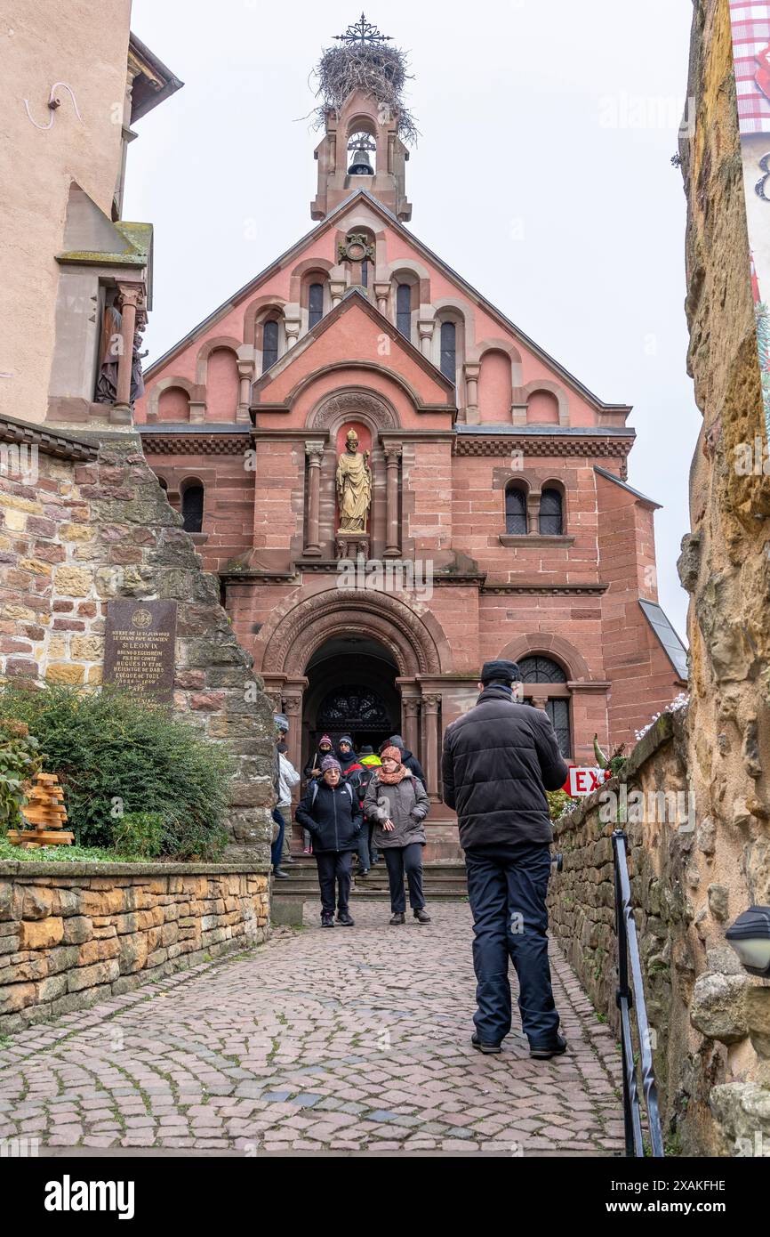 Europa, Frankreich, Grand Est, Elsass, Eguisheim, Touristen vor der Kapelle Saint-Leon IX Stockfoto