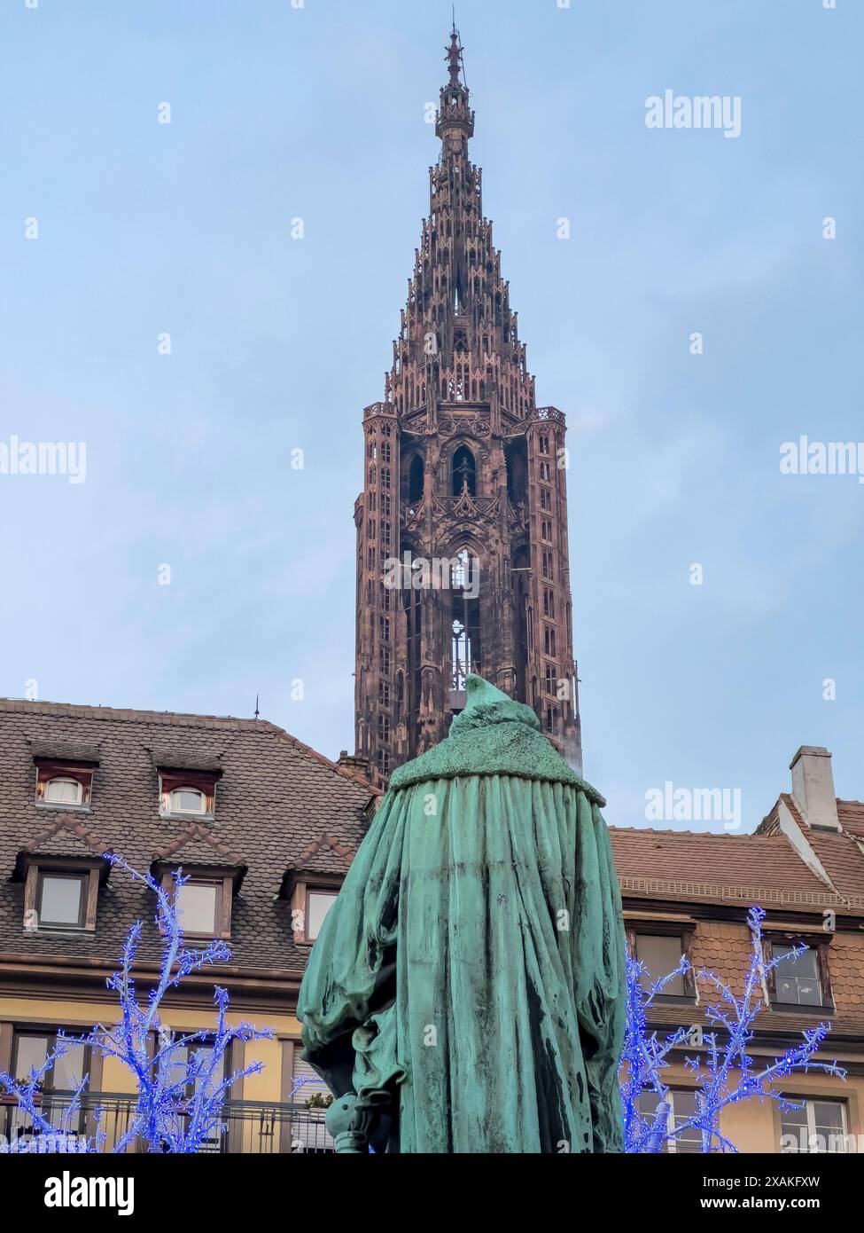 Europa, Frankreich, Grand Est, Elsass, Straßburg, Altstadt, Blick auf die Gutenberg-Statue auf dem Place Gutenberg und den Kirchturm des Straßburger Doms Stockfoto