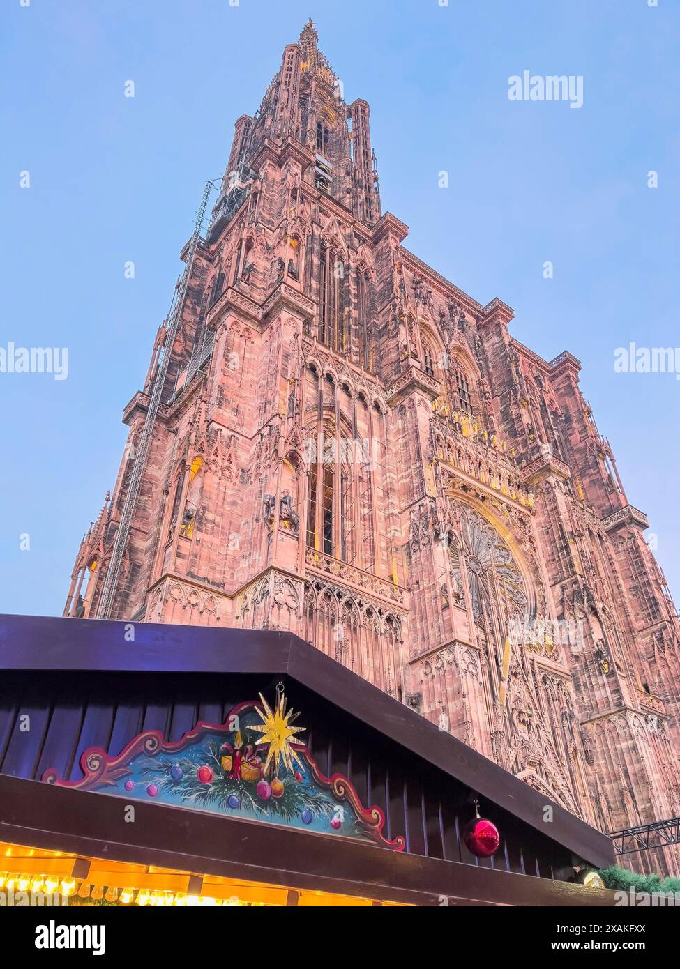 Europa, Frankreich, Grand Est, Elsass, Straßburg, Altstadt, Straßburger Kathedrale im Vorfeld der Weihnachtszeit Stockfoto