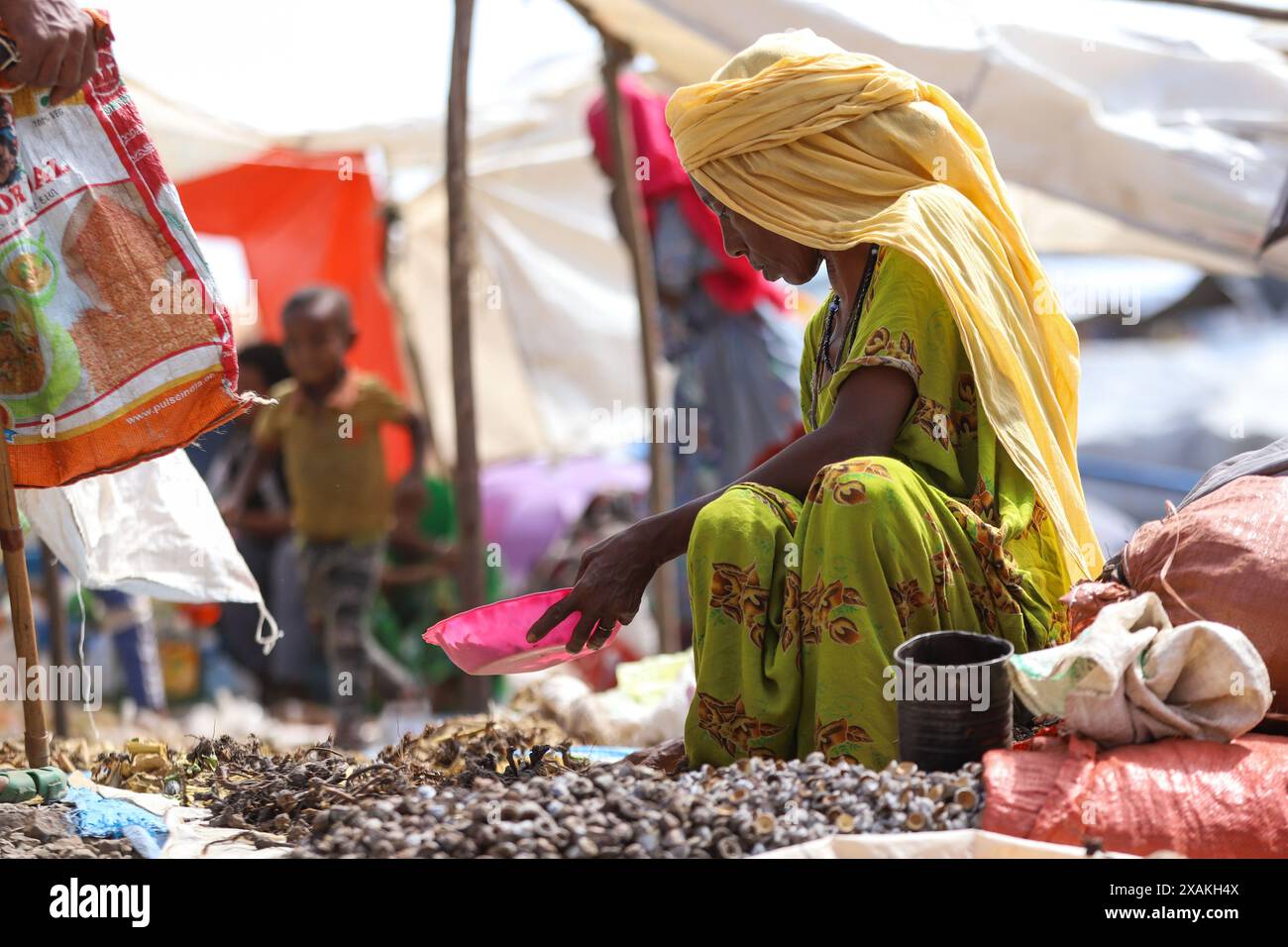 Addis Abeba. Mai 2024. Ein Verkäufer wickelt ihre Waren am 27. Mai 2024 auf einem Markt in Bati, Äthiopien ab. Quelle: Michael Tewelde/Xinhua/Alamy Live News Stockfoto