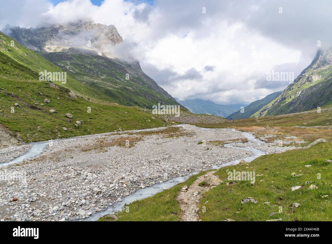 Europa, Österreich, Verwall, Tirol, St. Anton am Arlberg, Fasultal, Fasulbach schlängelt sich durch das grüne Fasultal Stockfoto