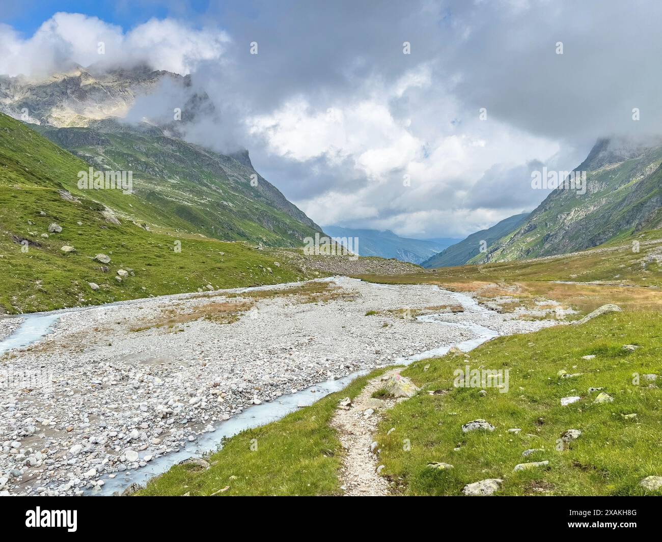 Europa, Österreich, Verwall, Tirol, St. Anton am Arlberg, Fasultal, Fasulbach schlängelt sich durch das grüne Fasultal Stockfoto