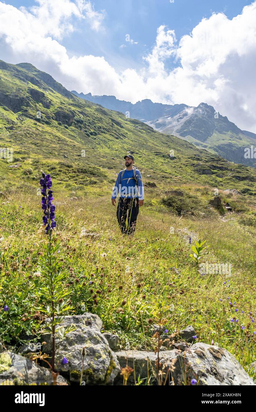 Europa, Österreich, Verwall, Tirol, St. Anton am Arlberg, Fasultal, Wanderer im malerischen Fasultal Stockfoto